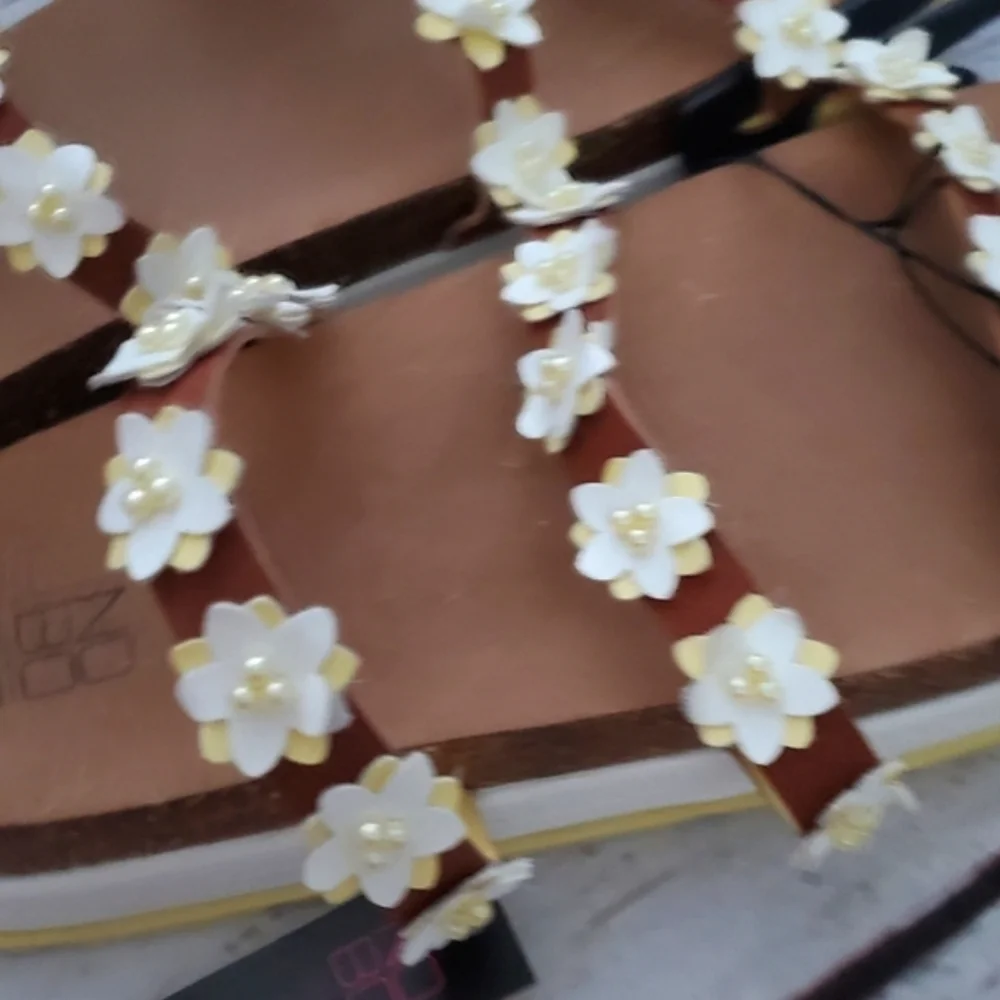 No Boundaries women's comfort foot bed sandals flowers, faux pearls yellow 11